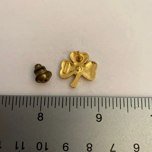 Irish Clover Shamrock Lapel Pin - Picture 3 of 4